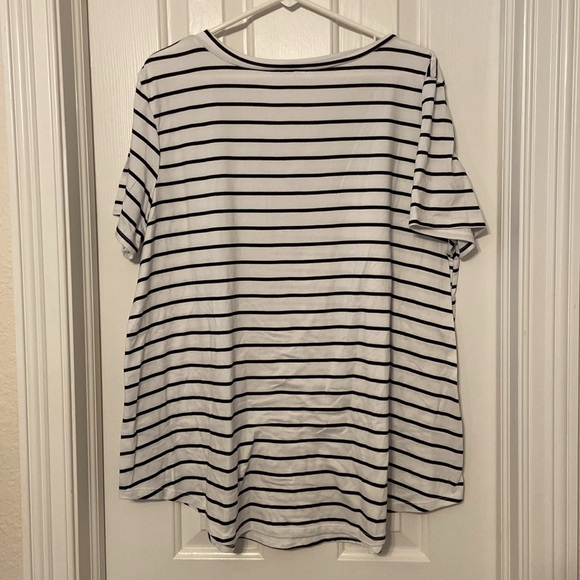 P&Rose V-neck Tee - Picture 2 of 3